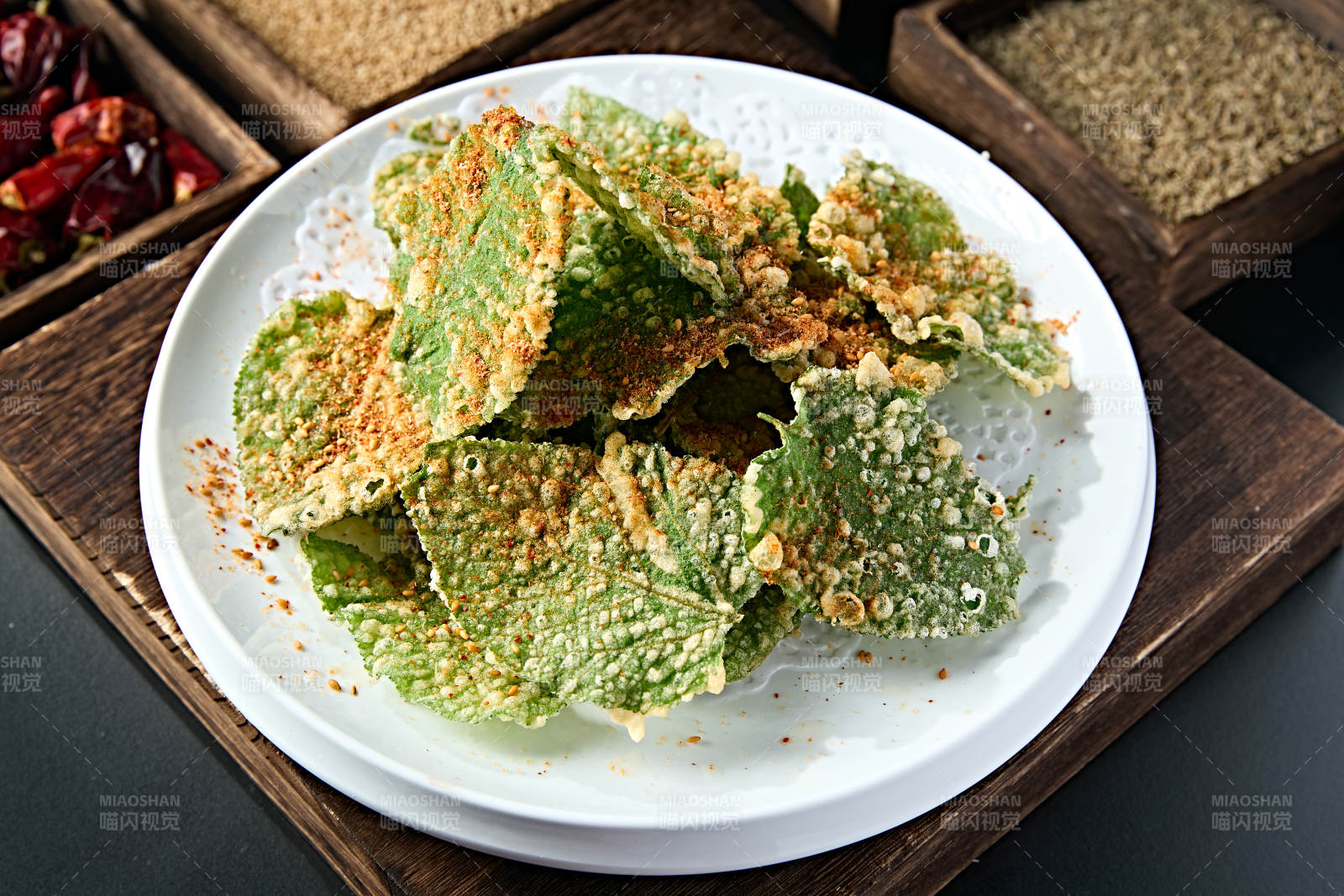 撒粉香辣拖面油炸紫苏叶图片