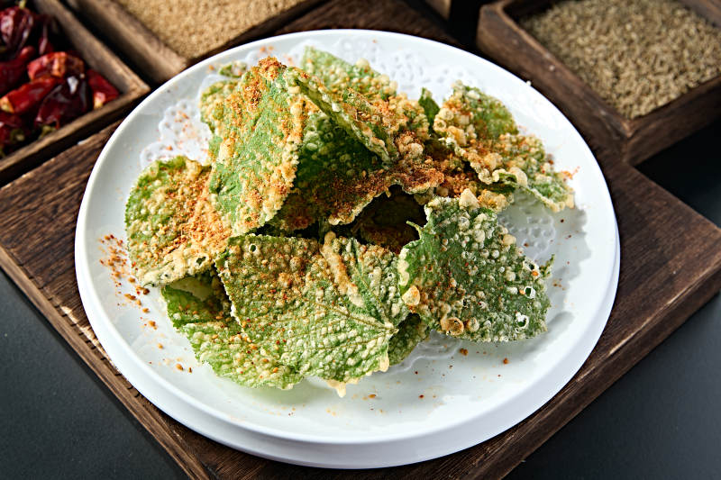 撒粉香辣拖面油炸紫苏叶图片