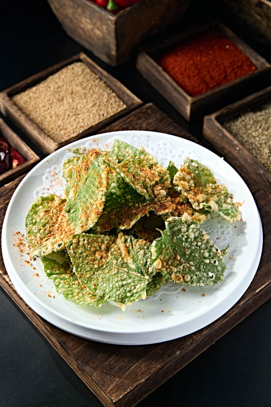 撒粉香辣拖面油炸紫苏叶图片