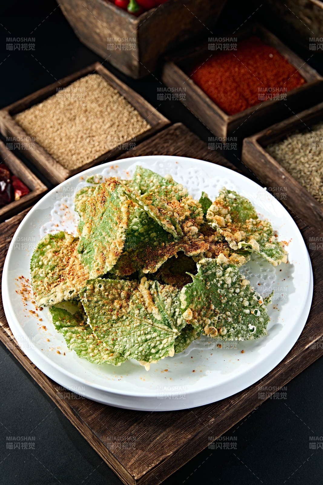 撒粉香辣拖面油炸紫苏叶图片