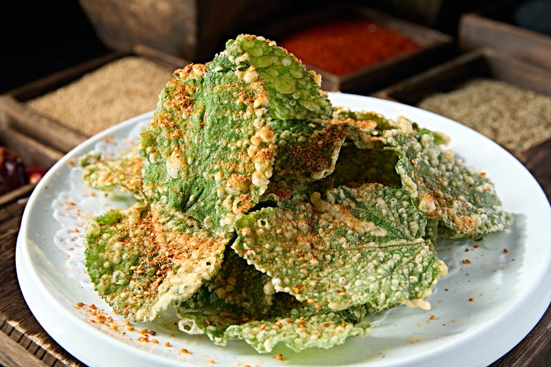 撒粉香辣拖面油炸紫苏叶图片