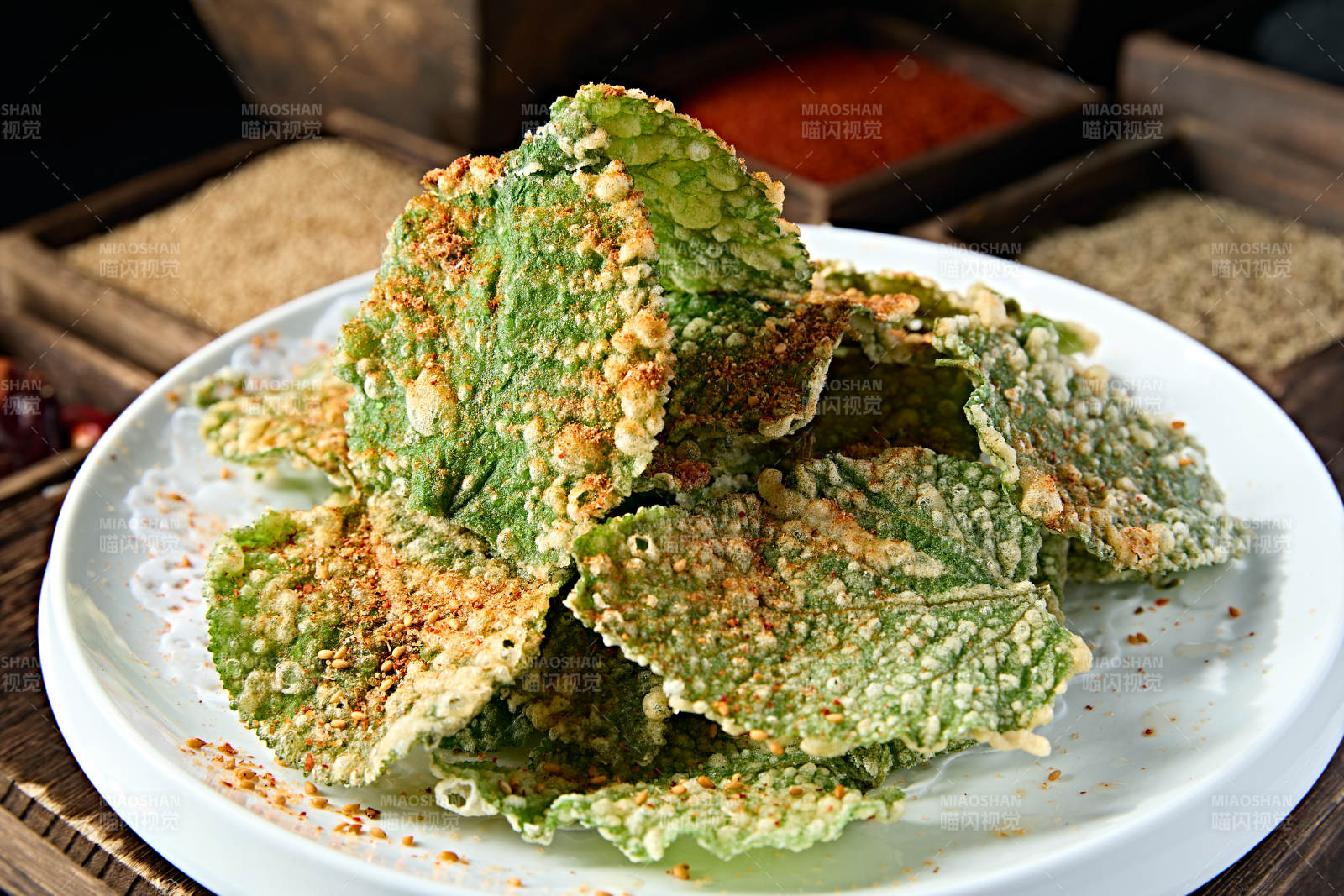 撒粉香辣拖面油炸紫苏叶图片