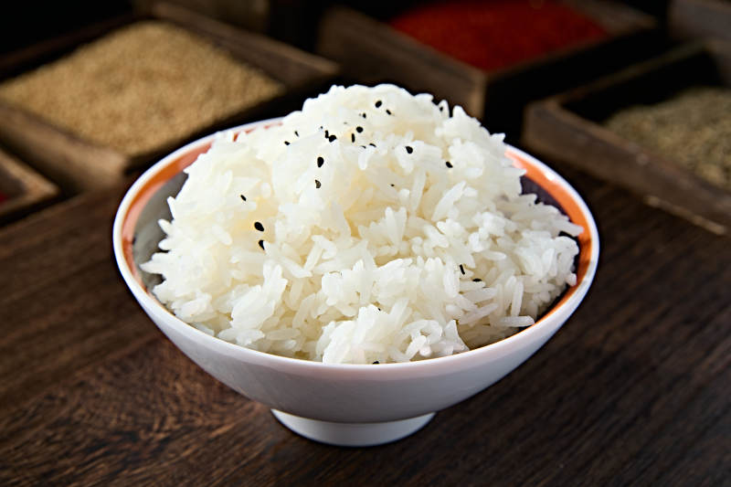 瓷碗装的泰国香米白饭图片