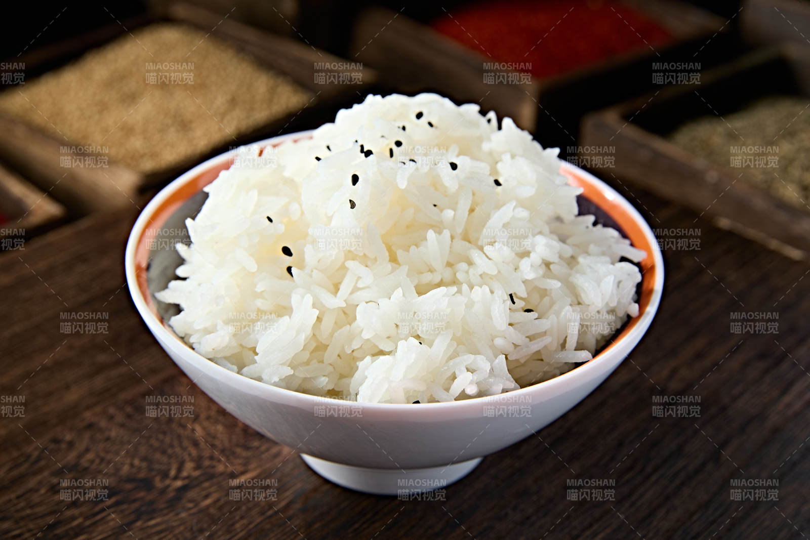 瓷碗装的泰国香米白饭图片