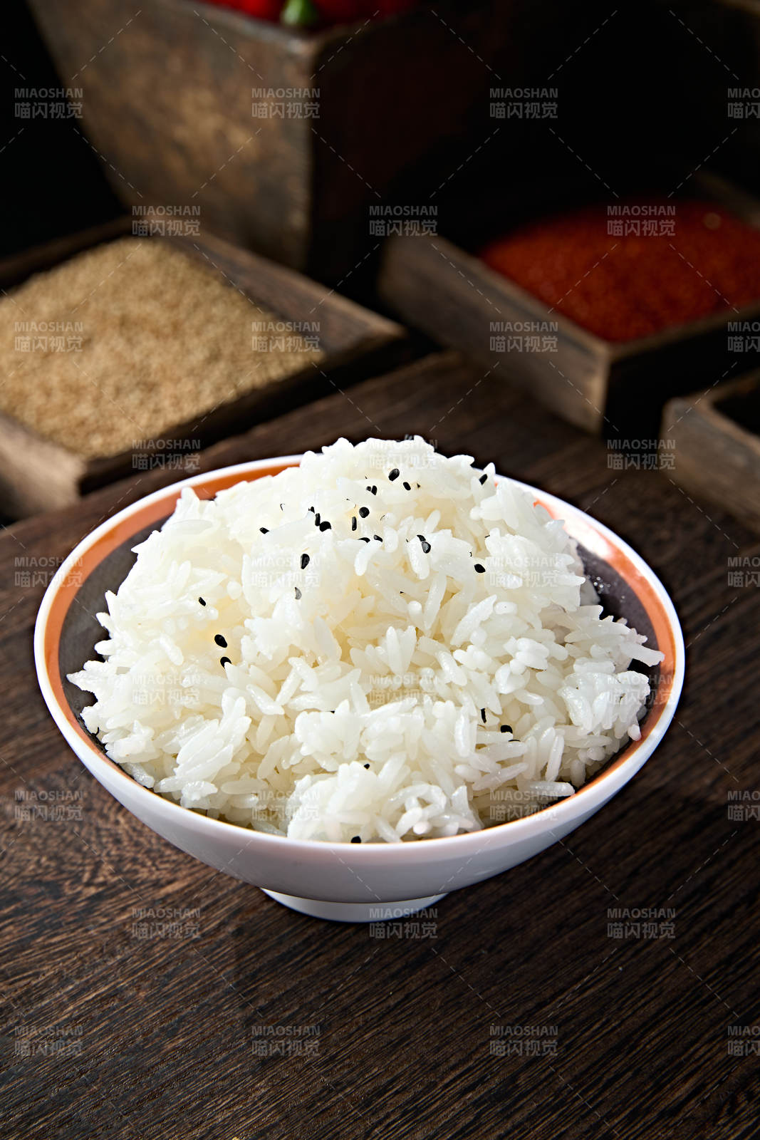 瓷碗装的泰国香米白饭图片