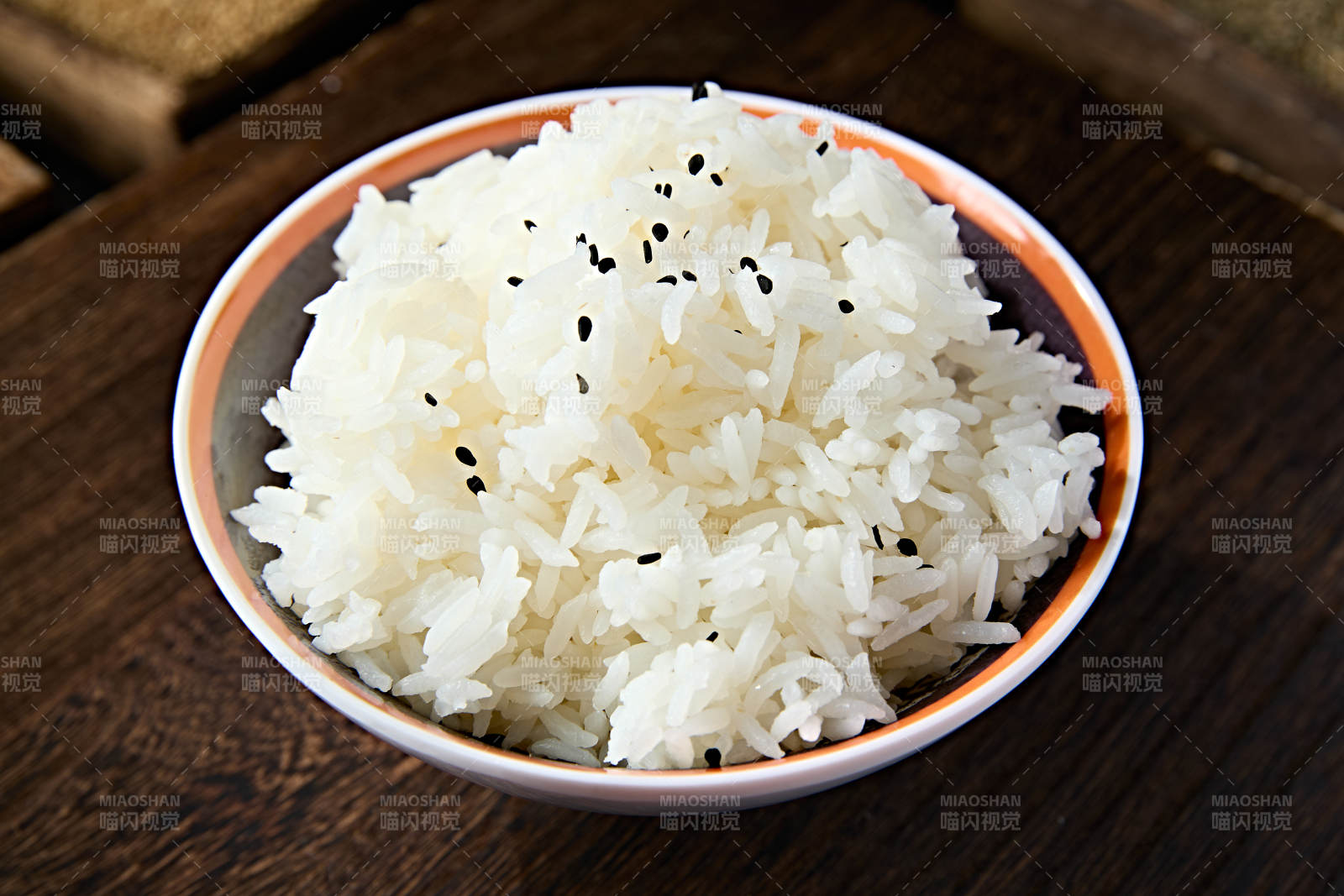 瓷碗装的泰国香米白饭图片