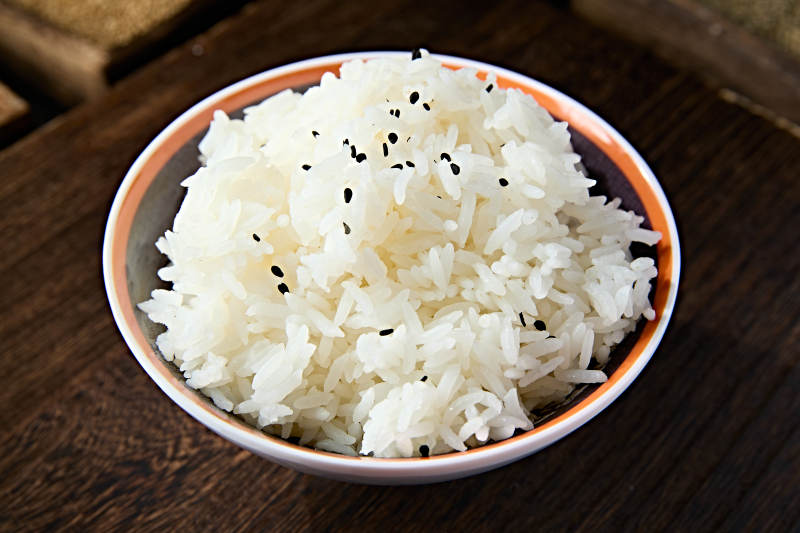 瓷碗装的泰国香米白饭图片