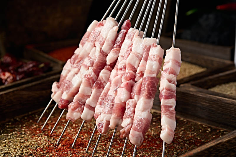 美味烧烤生鲜猪五花肉串图片