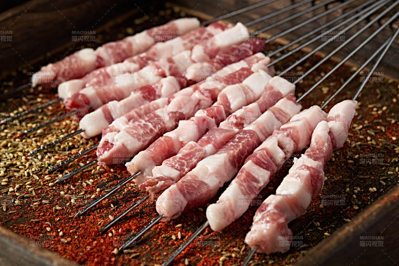 美味烧烤生鲜猪五花肉串图片