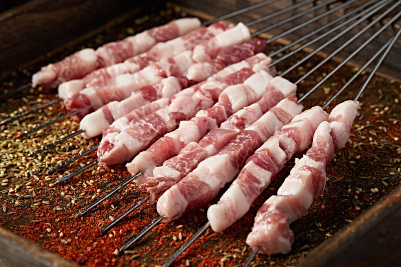 美味烧烤生鲜猪五花肉串图片