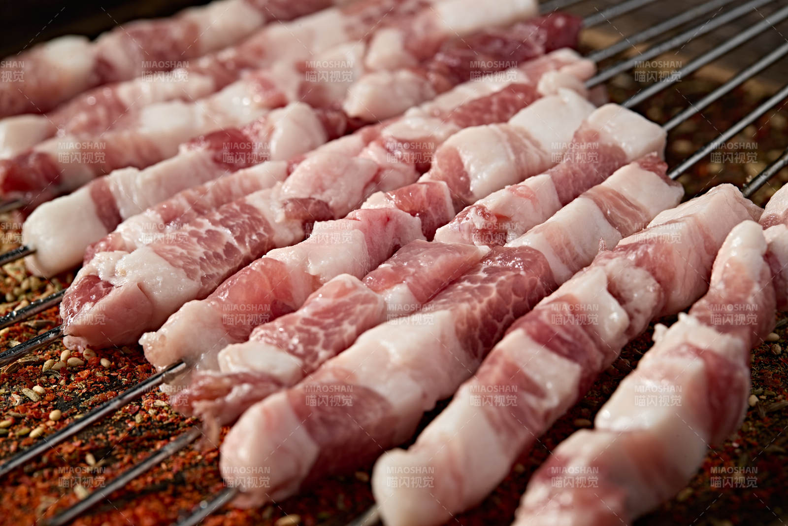 美味烧烤生鲜猪五花肉串图片