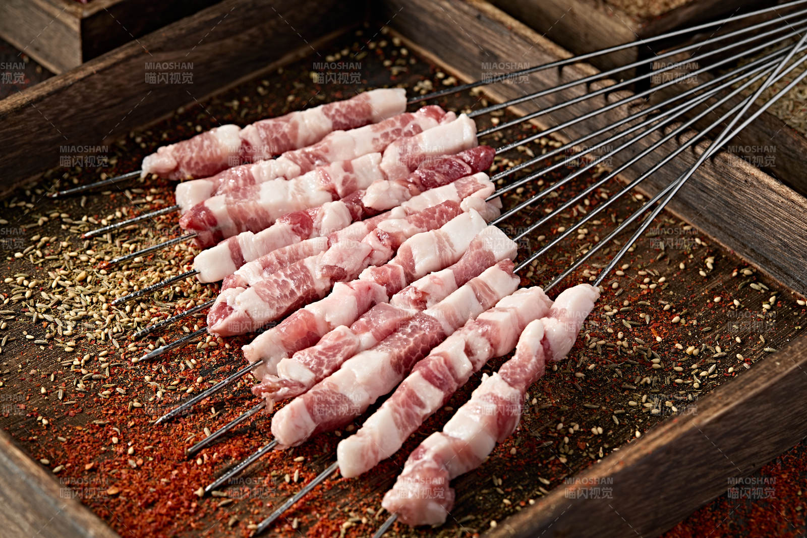 美味烧烤生鲜猪五花肉串图片