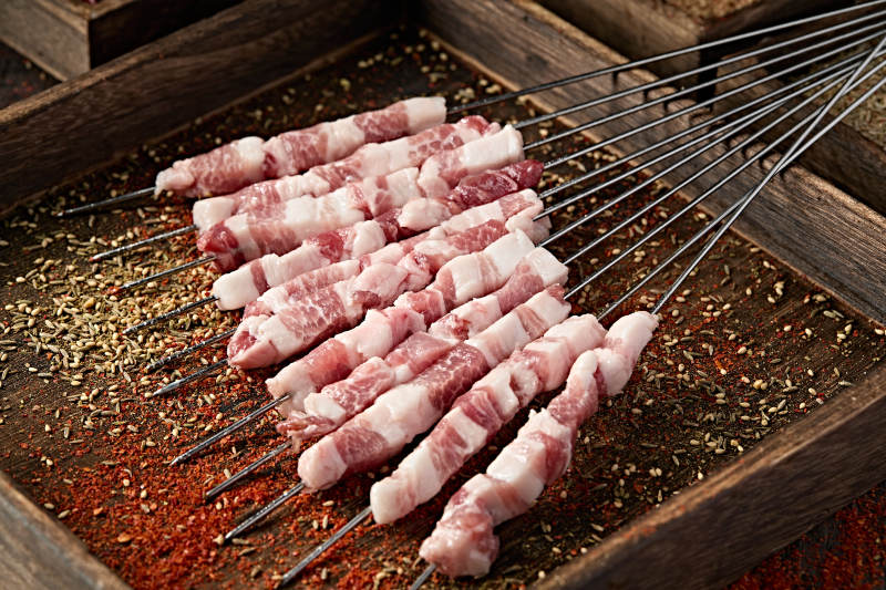 美味烧烤生鲜猪五花肉串图片