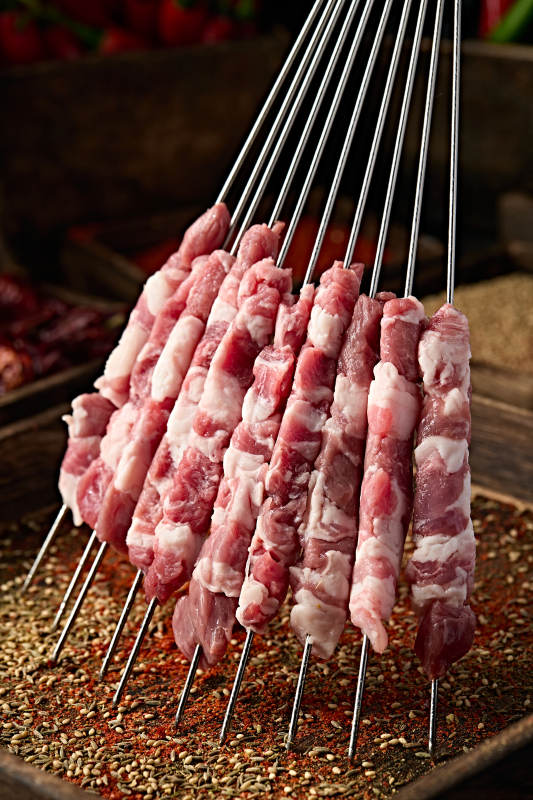 美味烧烤生生鲜羊肉穿制的羊肉串图片