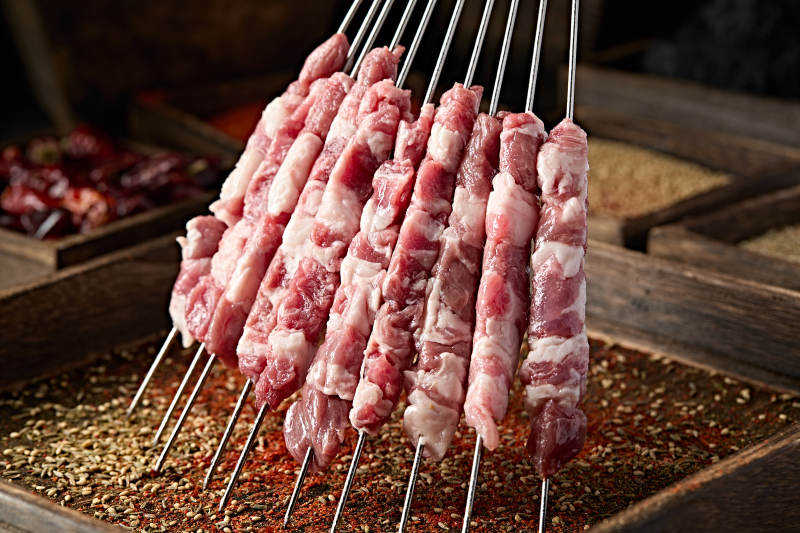 美味烧烤生生鲜羊肉穿制的羊肉串图片