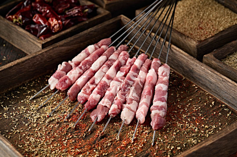 美味烧烤生生鲜羊肉穿制的羊肉串图片