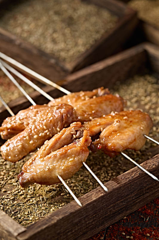 特色烧烤炭烤鸡翅中图片