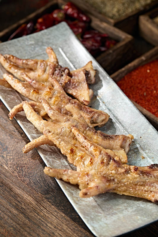 美味烧烤炭烤生鸡脚图片