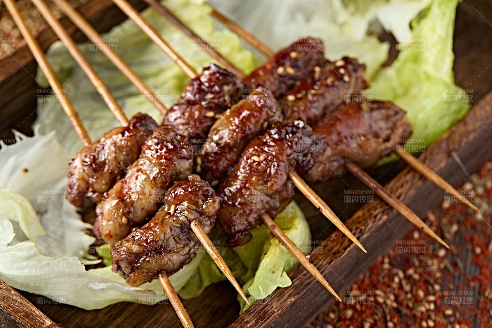 美味烧烤炭烤裹油羊肝图片