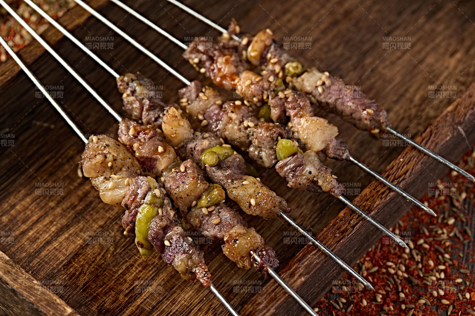 美味烧烤炭烤羊肉野山椒串图片