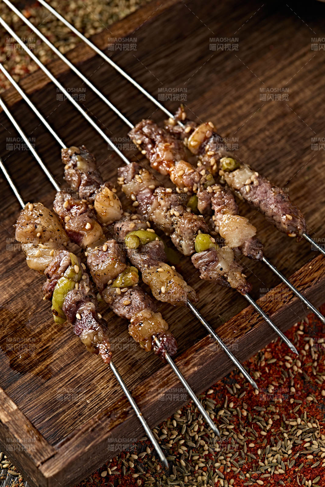 美味烧烤炭烤羊肉野山椒串图片