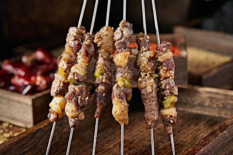 美味烧烤炭烤羊肉野山椒串图片