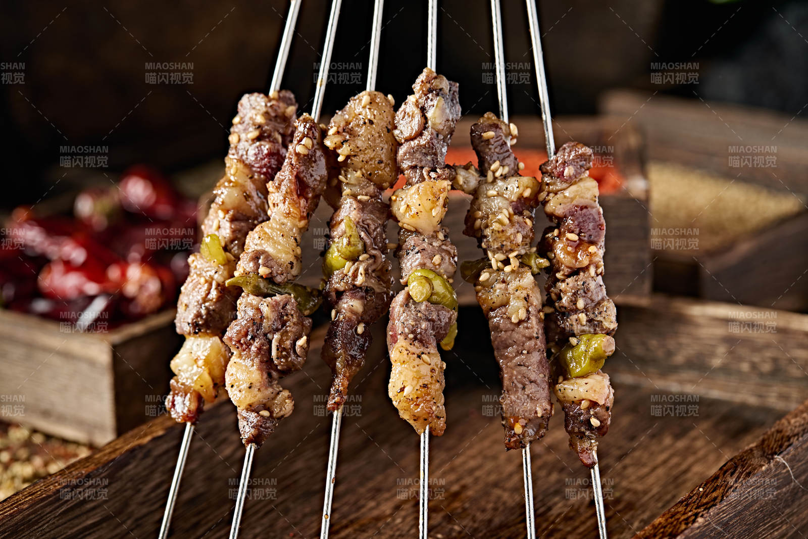 美味烧烤炭烤羊肉野山椒串图片