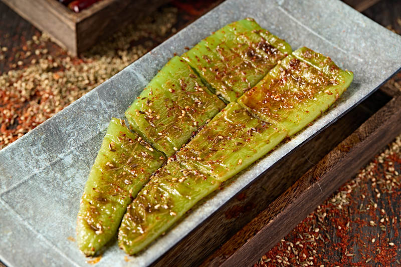 美味烧烤炭烤青辣椒图片