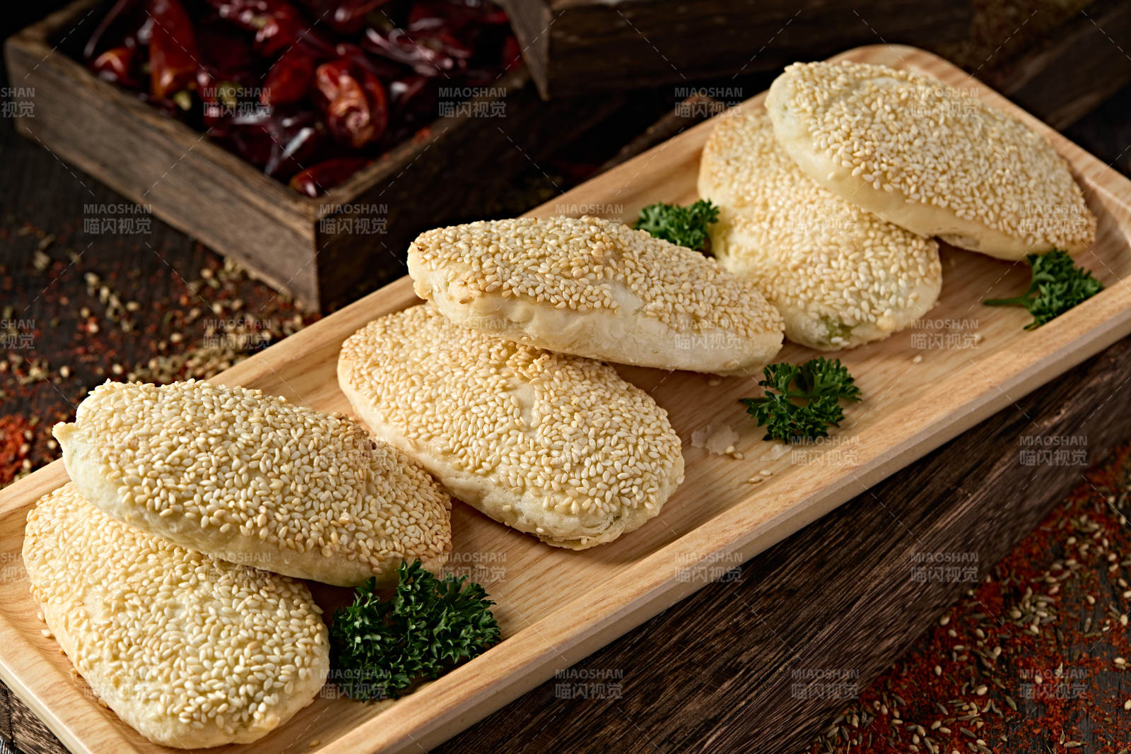 精美餐具装的香酥芝麻口袋饼图片