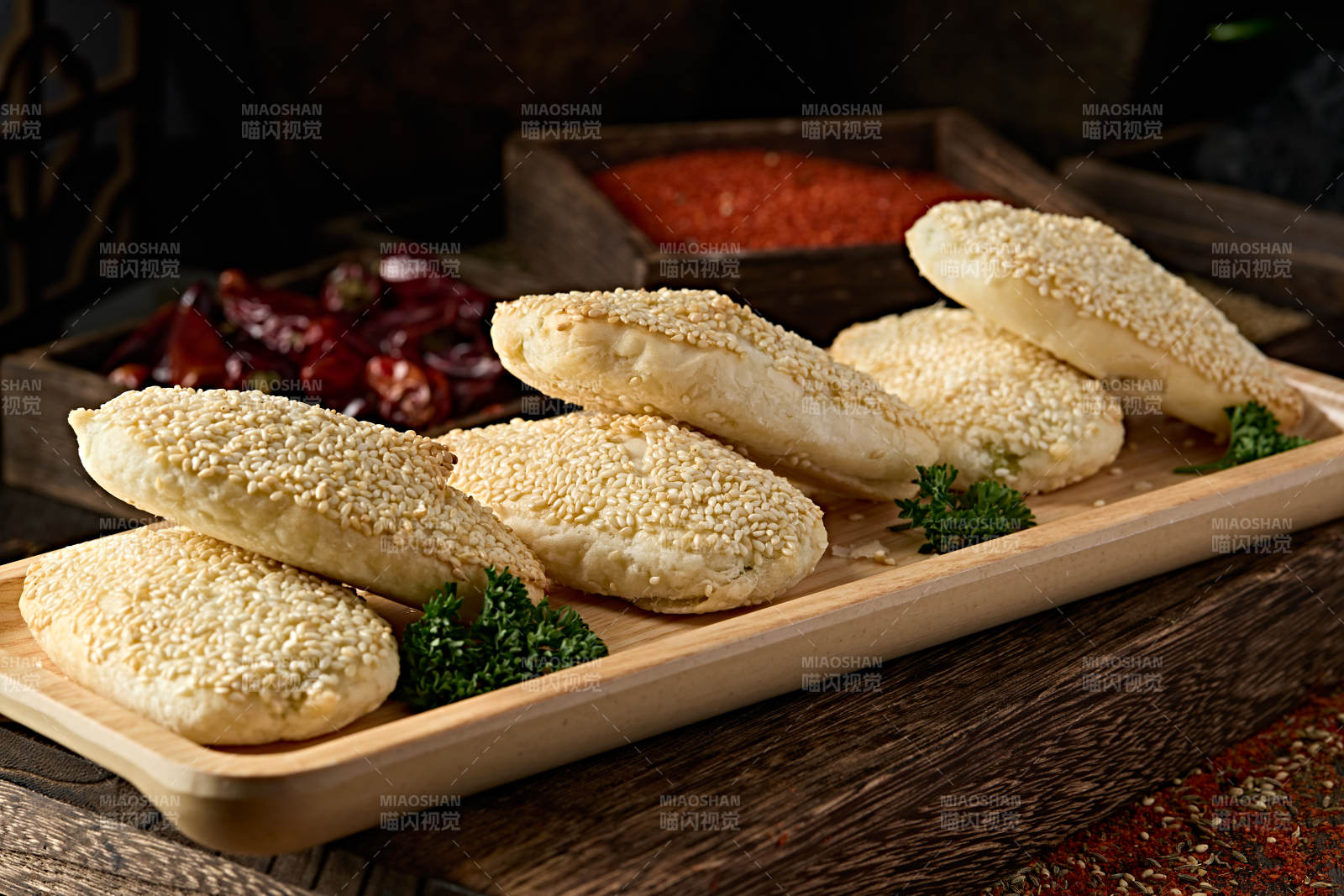 精美餐具装的香酥芝麻口袋饼图片