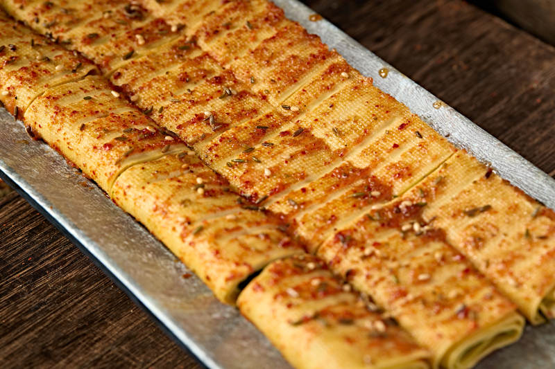 锦州特色烧烤炭烤干豆腐卷切段图片