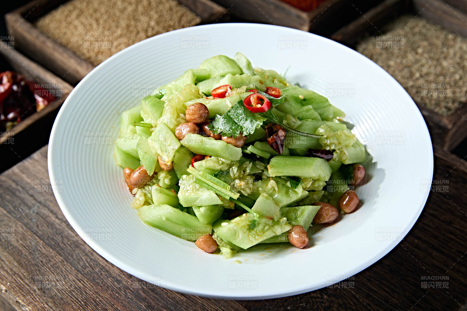 香菜果仁凉拌拍黄瓜图片