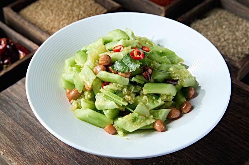 香菜果仁凉拌拍黄瓜图片