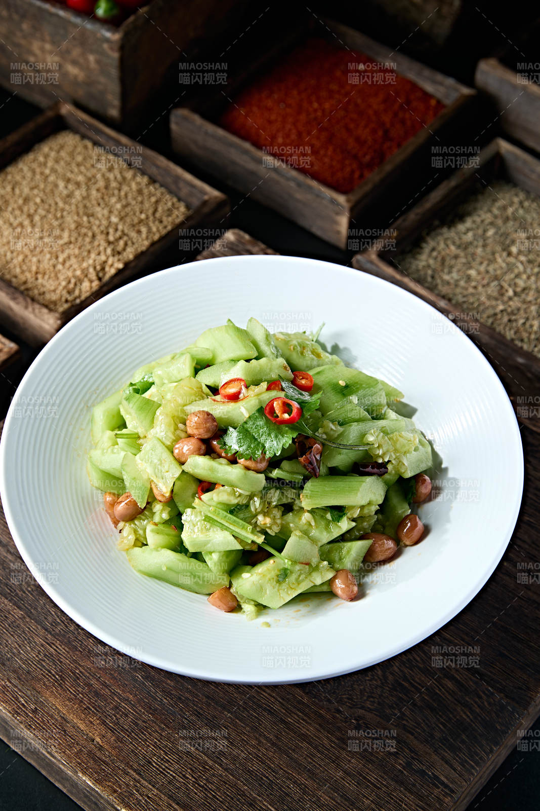 香菜果仁凉拌拍黄瓜图片