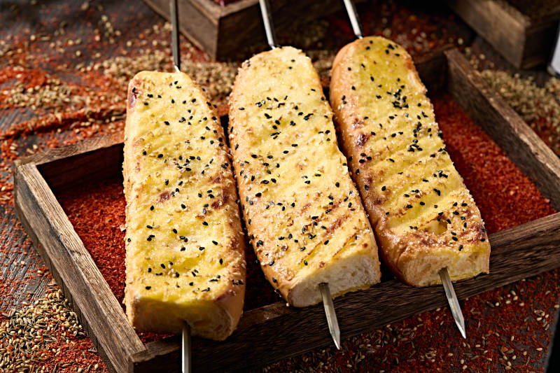 美味烧烤炭烤全麦面包片图片