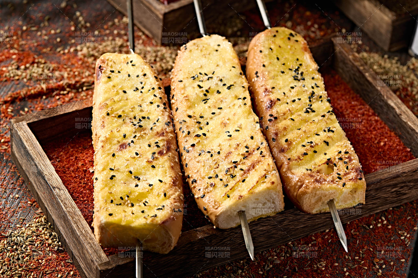 美味烧烤炭烤全麦面包片图片