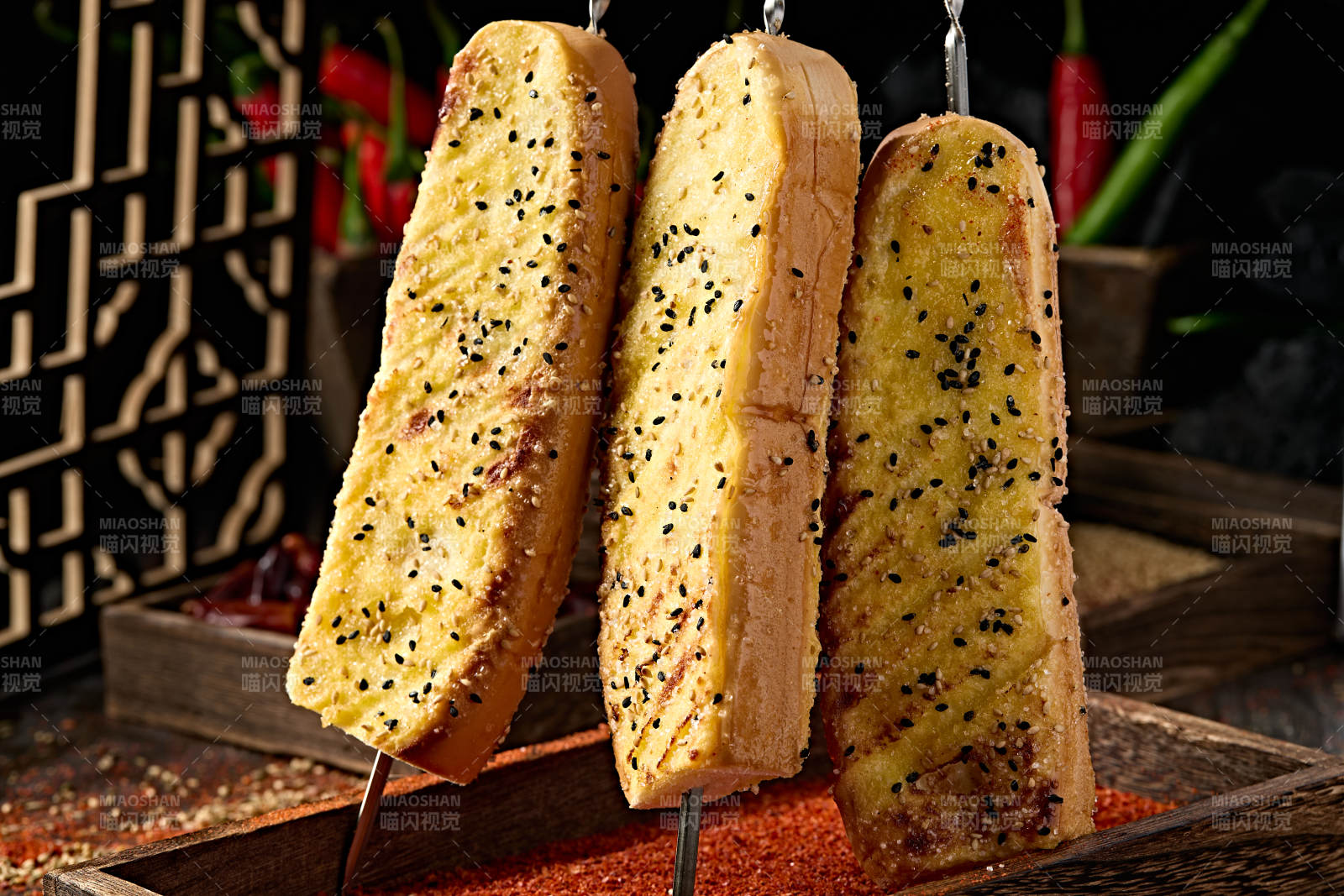 美味烧烤炭烤全麦面包片图片