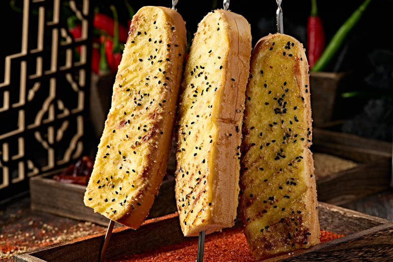 美味烧烤炭烤全麦面包片图片