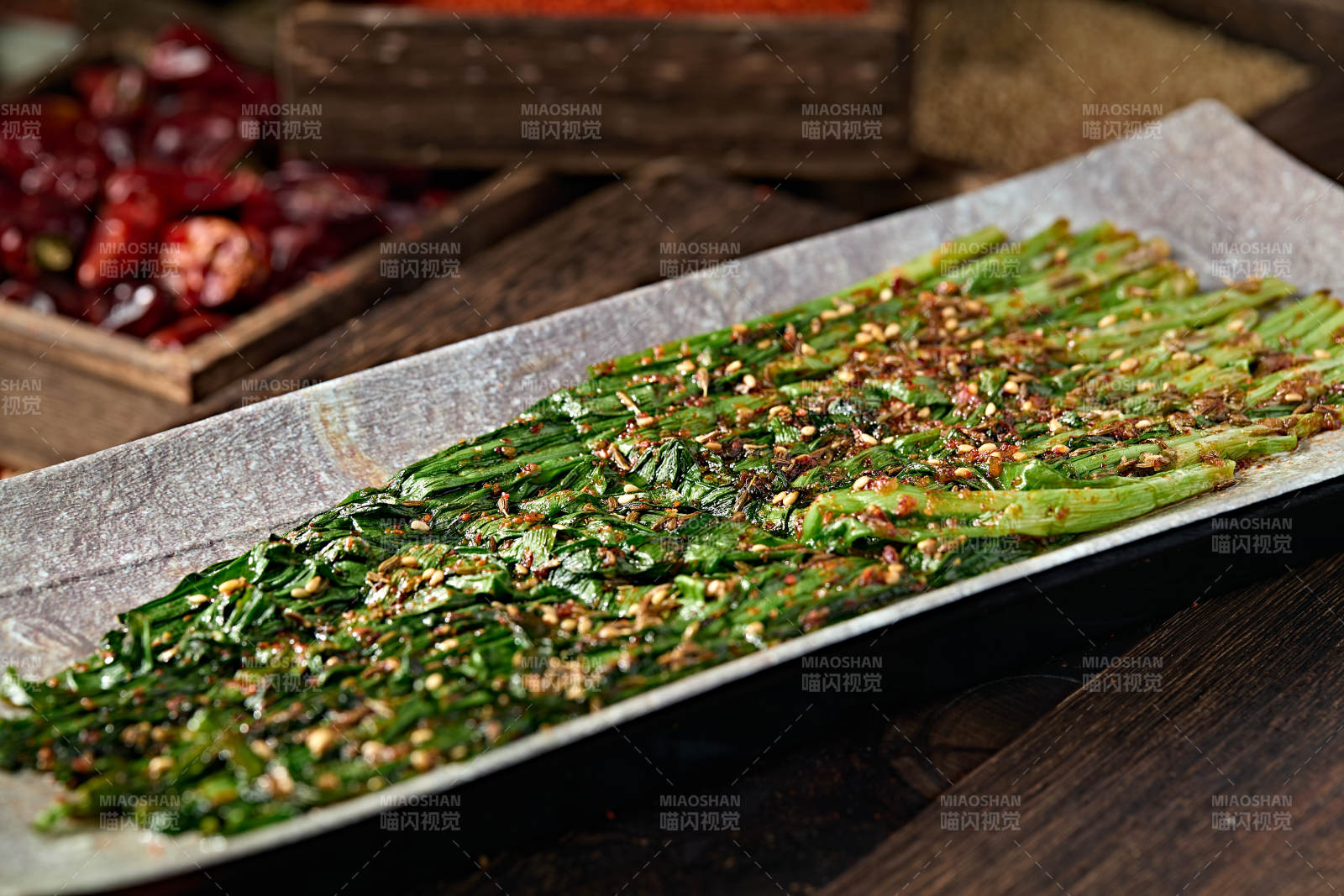 美味烧烤炭烤飘香嫩韭菜图片