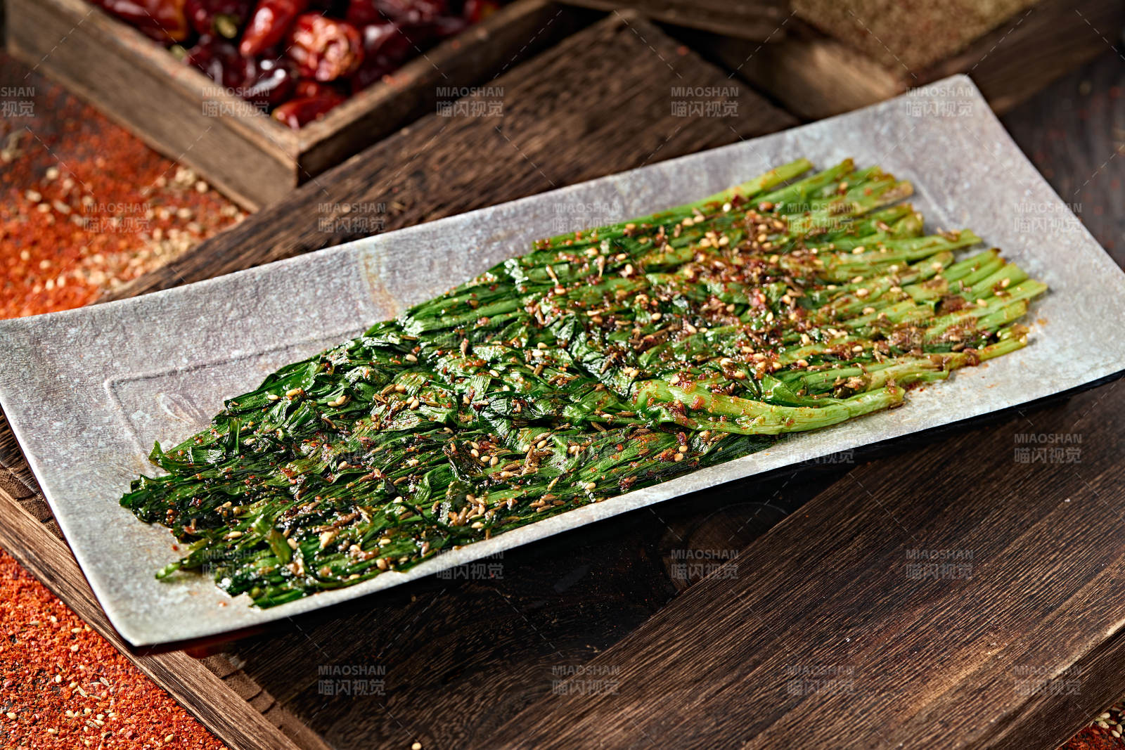 美味烧烤炭烤飘香嫩韭菜图片