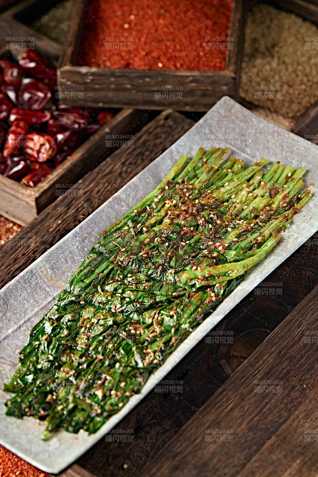 美味烧烤炭烤飘香嫩韭菜图片