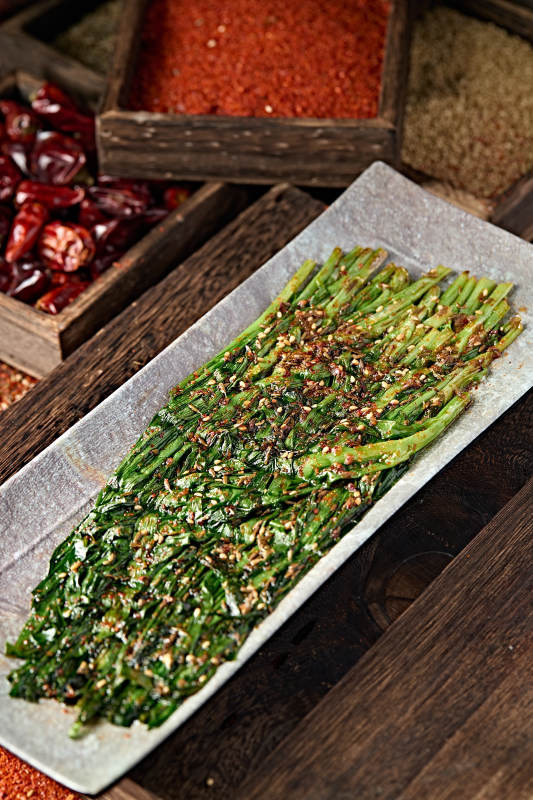 美味烧烤炭烤飘香嫩韭菜图片