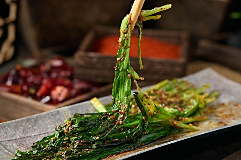 美味烧烤炭烤飘香嫩韭菜图片