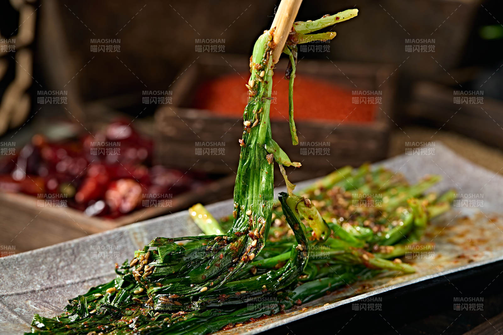 美味烧烤炭烤飘香嫩韭菜图片