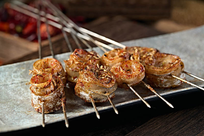 风味烧烤炭烤带鱼肉卷图片