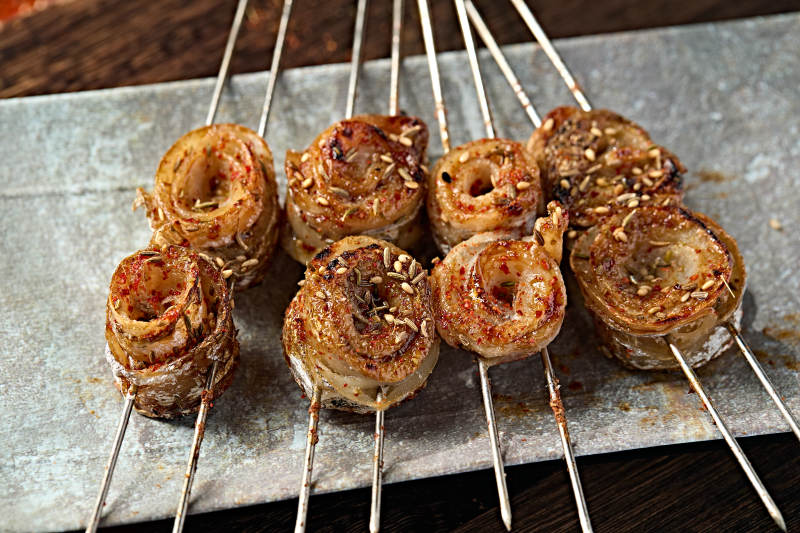 风味烧烤炭烤带鱼肉卷图片