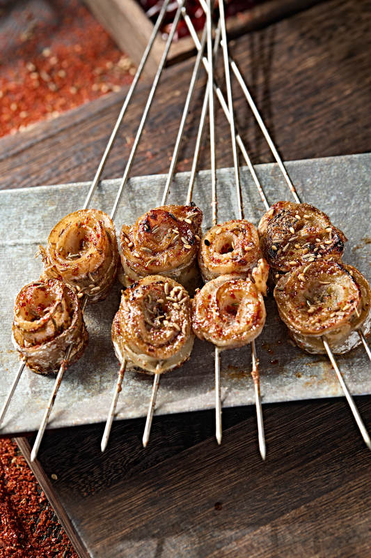 风味烧烤炭烤带鱼肉卷图片