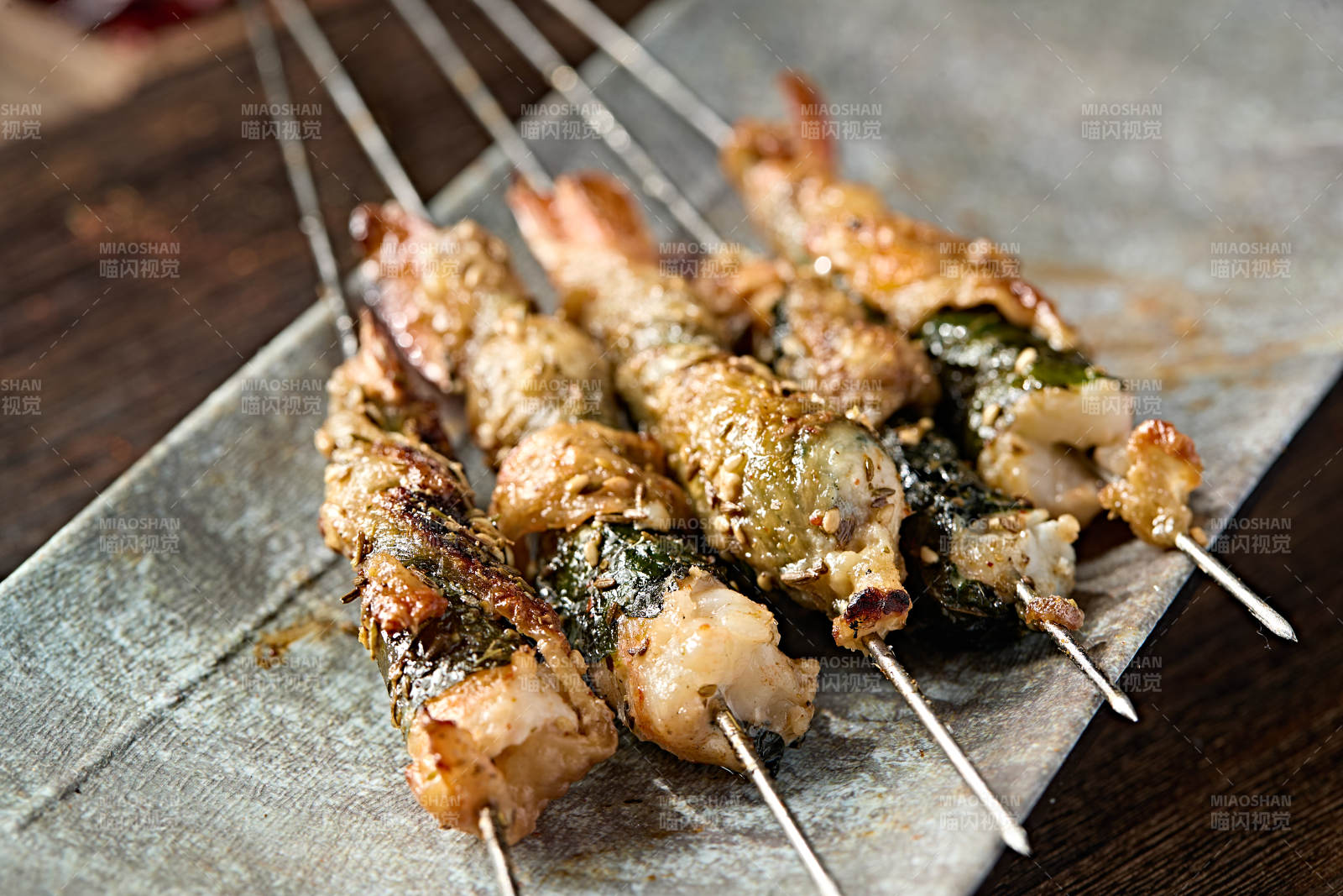 风味炭烤紫苏叶裹大虾图片