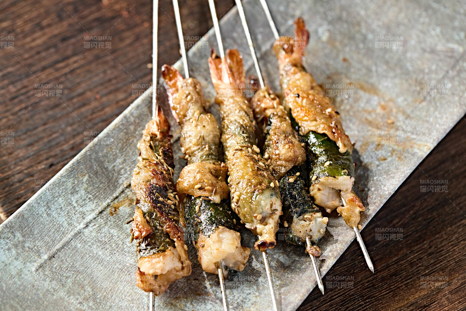 风味炭烤紫苏叶裹大虾图片
