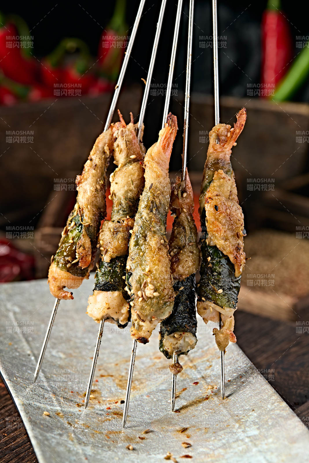 风味炭烤紫苏叶裹大虾图片